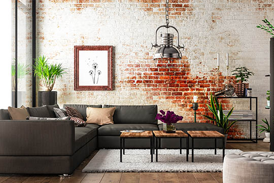 Wohnzimmer mit Couch und rustikaler Wand